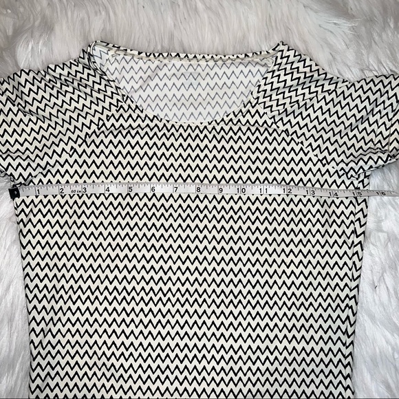 Billabong White and Black Zig Zag Striped Short Sleeved Rashguard Size XS - Picture 5 of 5